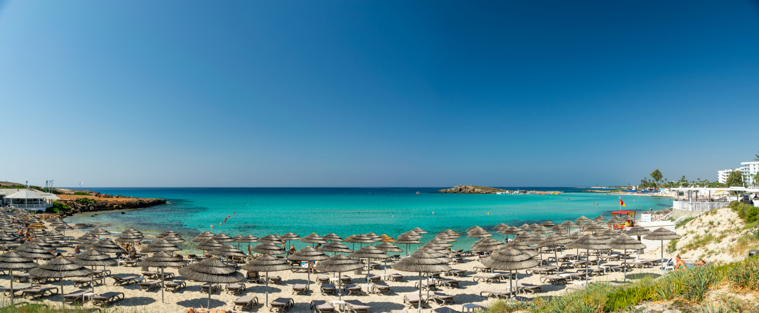 Vue sur une jolie plage avec mer turquoise.